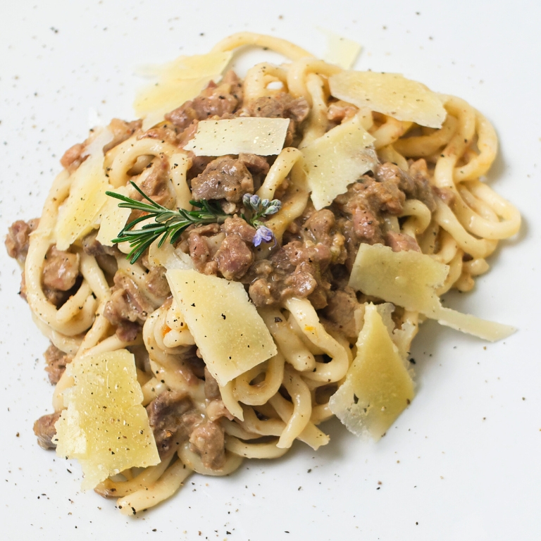 Bigoli al ragù bianco di nero di Maremma