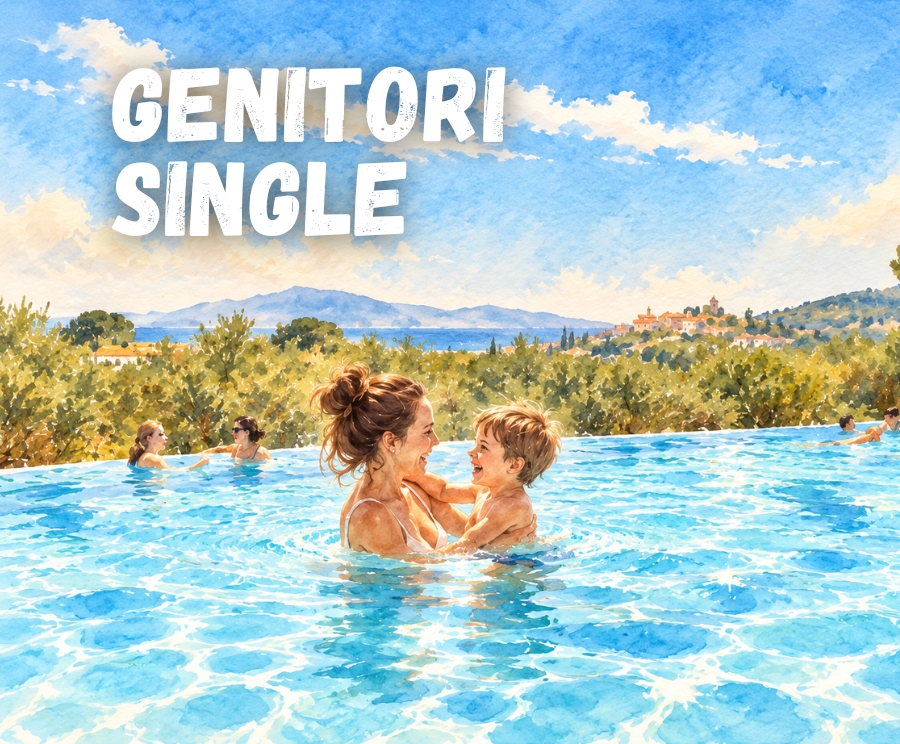 Foto di una mamma che stringe tra le braccia un bambino in una piscina all'aperto, con la scritta GENITORI SINGLE nell'angolo in alto a sinistra e un paesaggio soleggiato sullo sfondo.